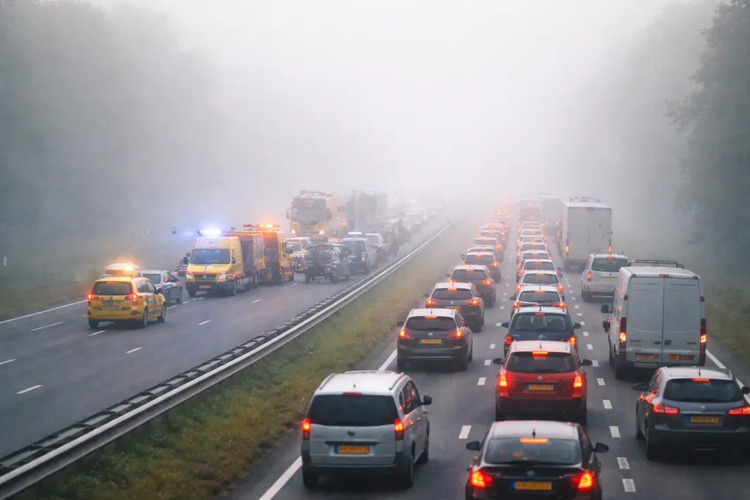 Grote file op A7 bij Haskerhorne door ongeluk, code geel vanwege dichte mist in Friesland