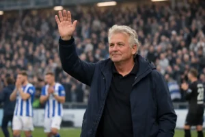 Henk de Jong ontvangt staande ovatie ondanks nederlaag tegen De Graafschap