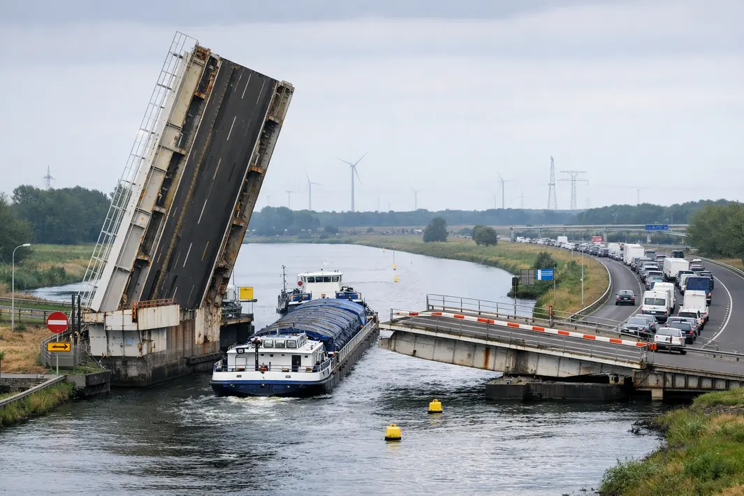 Kapotte brug in A6 zorgt voor omvaren en vertraging door gebrek aan reparatiebudget