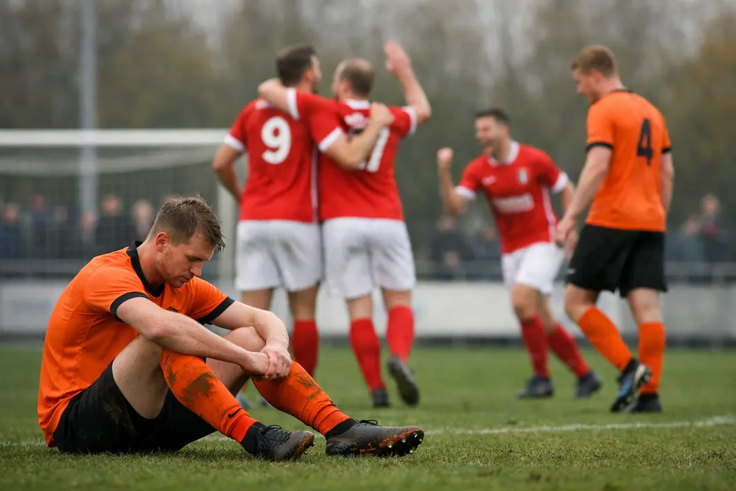 Puntenverlies voor ONS Sneek bij HZVV in belangrijke degradatiewedstrijd