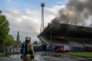 Brand in oud stadion in Leeuwarden na barbecuegeur