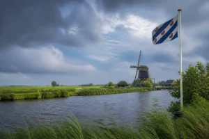 Code geel in Friesland ingetrokken na ongeval met twee gewonde fietsers in Wolsum