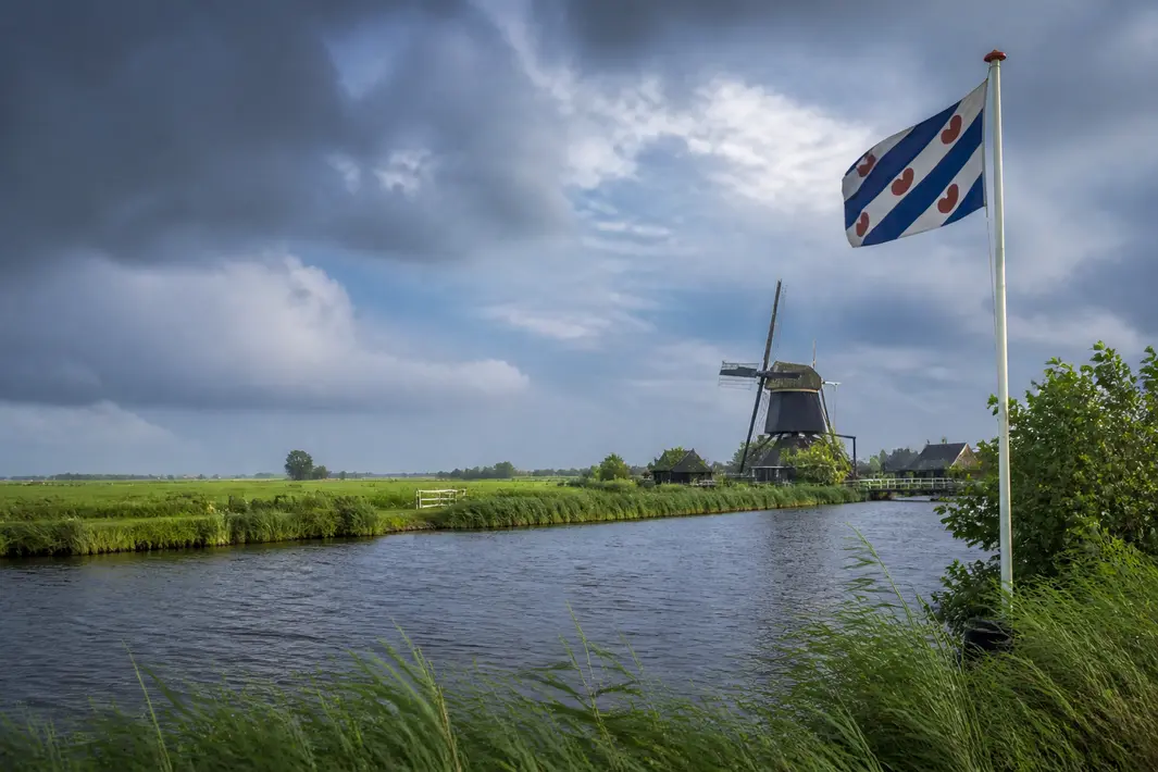 Code geel in Friesland ingetrokken na ongeval met twee gewonde fietsers in Wolsum