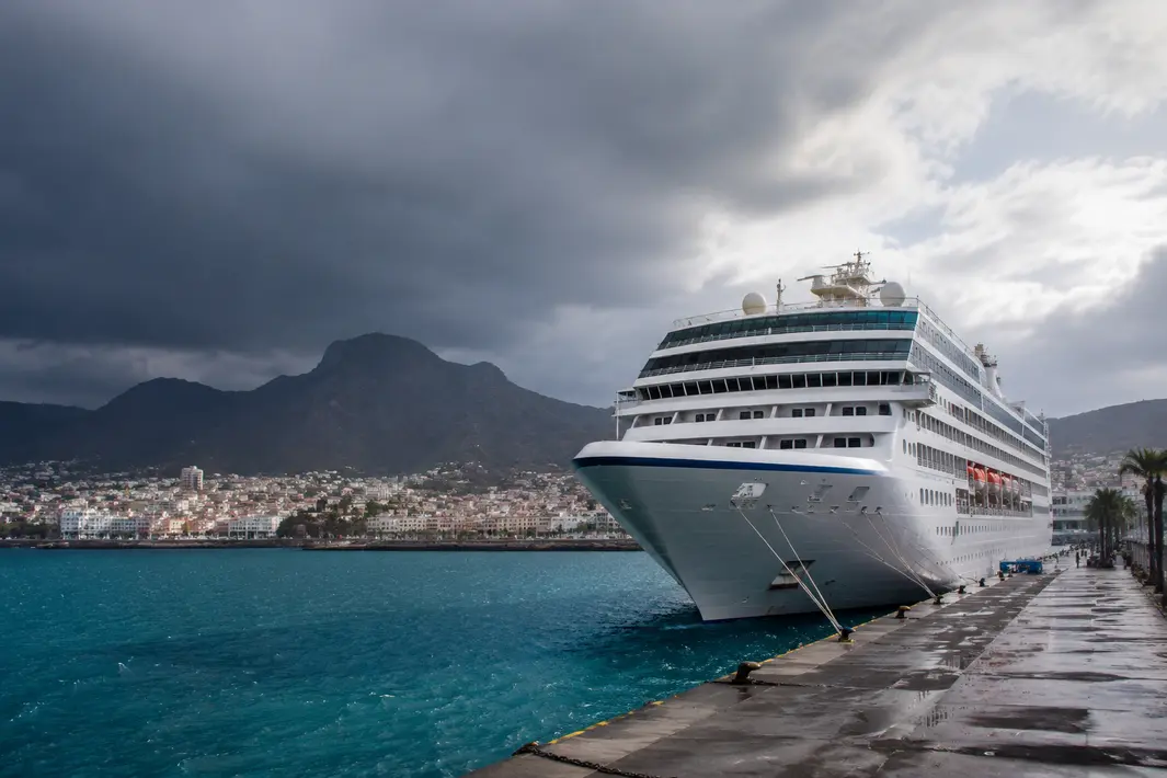 Cruiseschip meert aan op Tenerife na uitbraak virus en harde wind