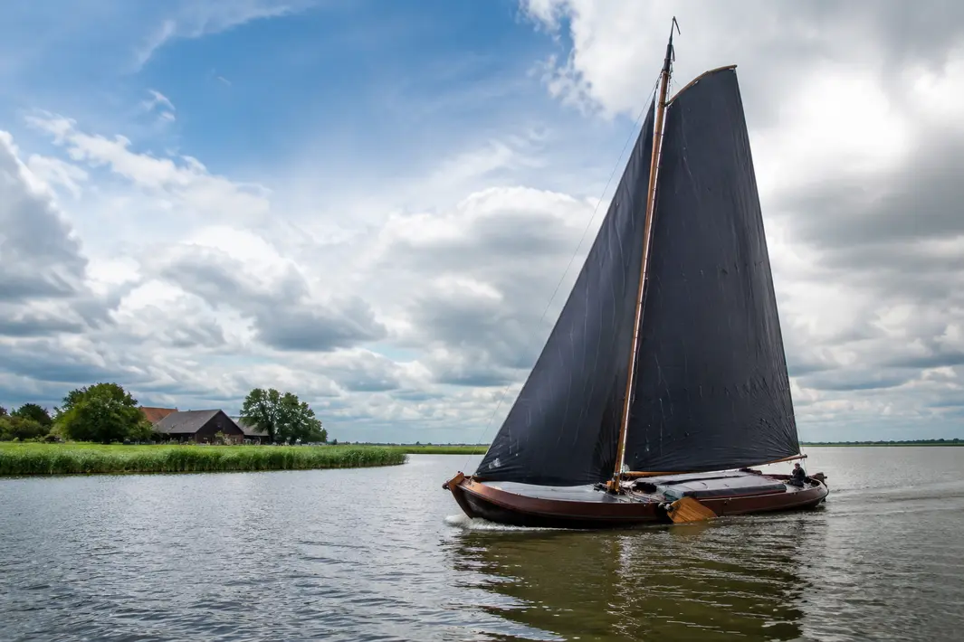 Eerste IFKS-skûtsje met stille elektrische voortstuwing vaart dit seizoen mee