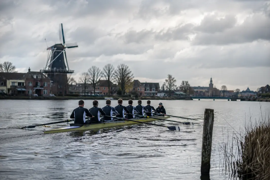 Elfstedenroeimarathon aangepast door weersomstandigheden, overwinning voor Leeuwarder ploeg
