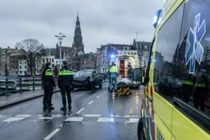 Gewonde bij steekincident en verkeersongeval in Leeuwarden