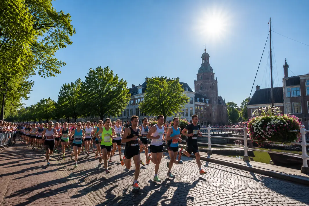 Halve marathon van start tijdens zonnig Loop Leeuwarden evenement