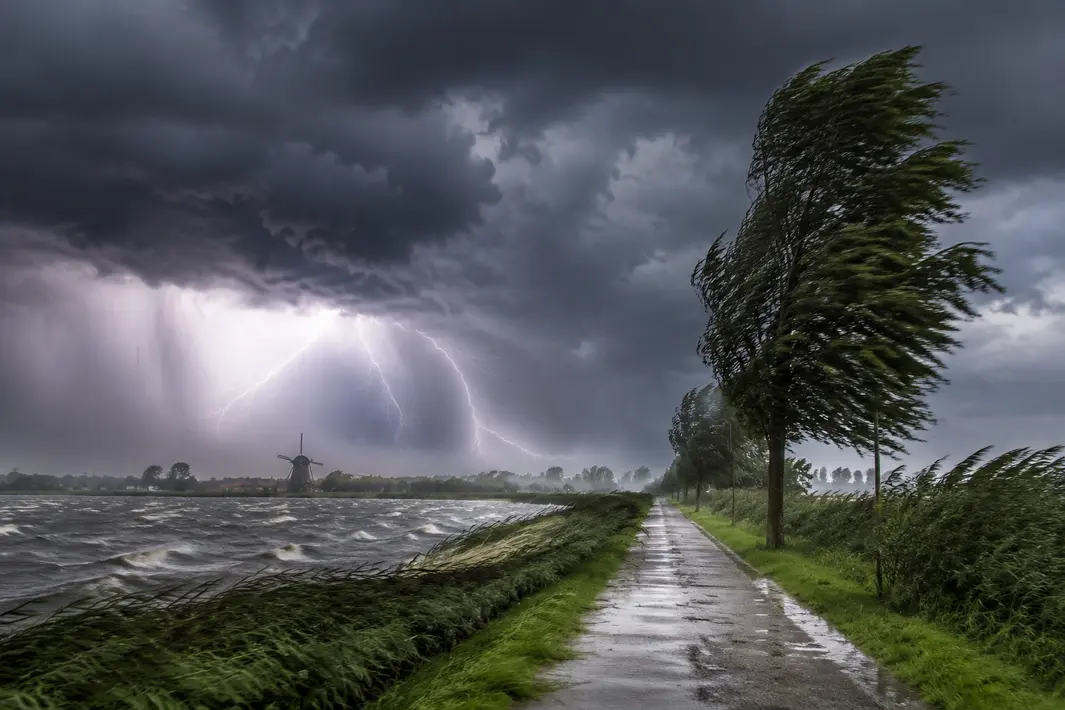 Nat en onstuimig weer verwacht met kans op onweer en harde wind