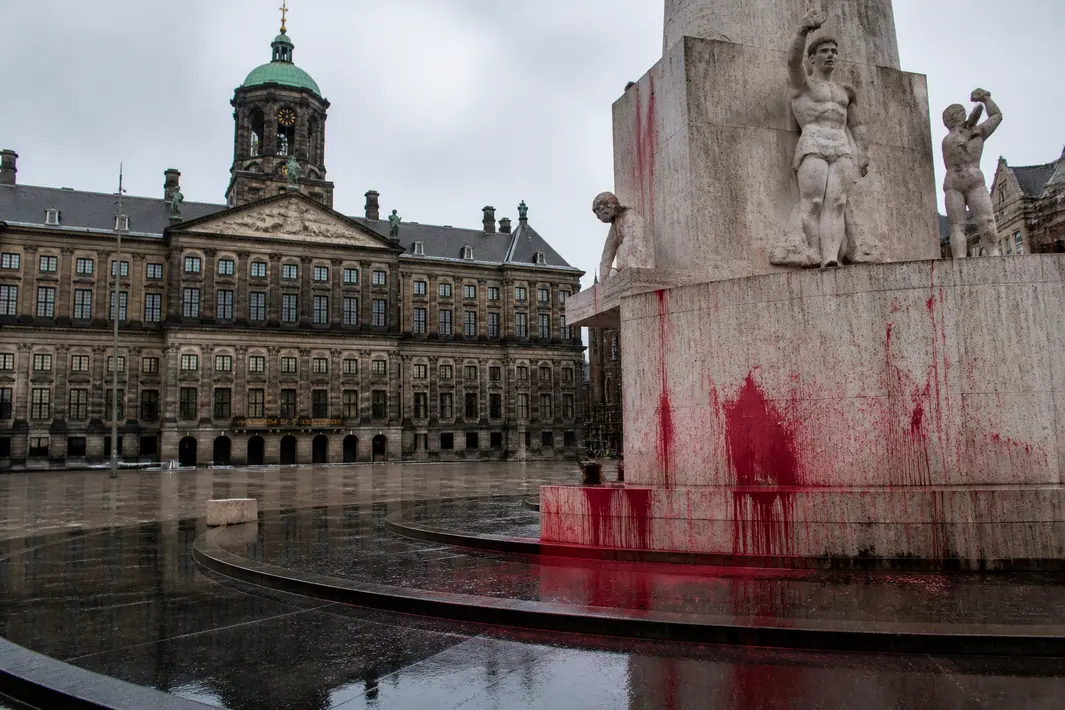 Nationale Herdenkingsmonument op de Dam besmeurd met rode verf