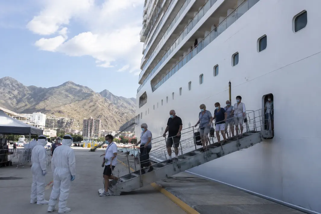 Opvarenden stappen van boord in Tenerife na virusuitbraak aan boord
