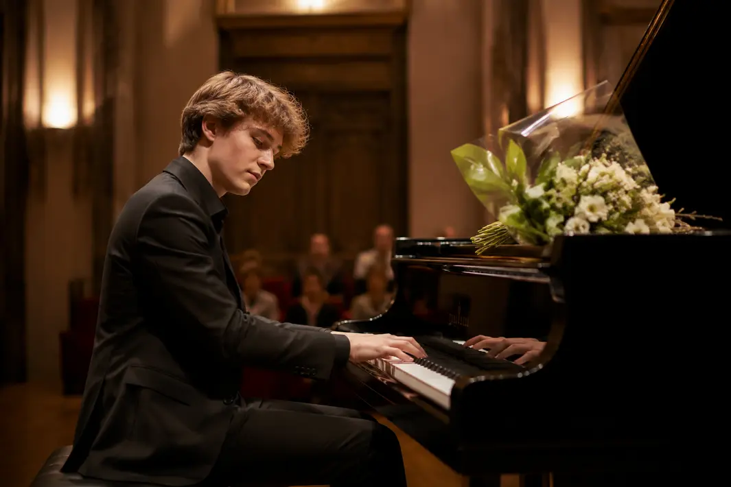 Pianist uit IJlst behaalt tweede plaats bij prestigieus pianoconcours