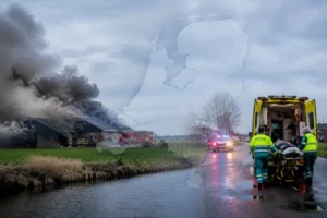 Rookontwikkeling door schuurbrand in Aldeboarn en lichtgewonde bij incident in Wolvega