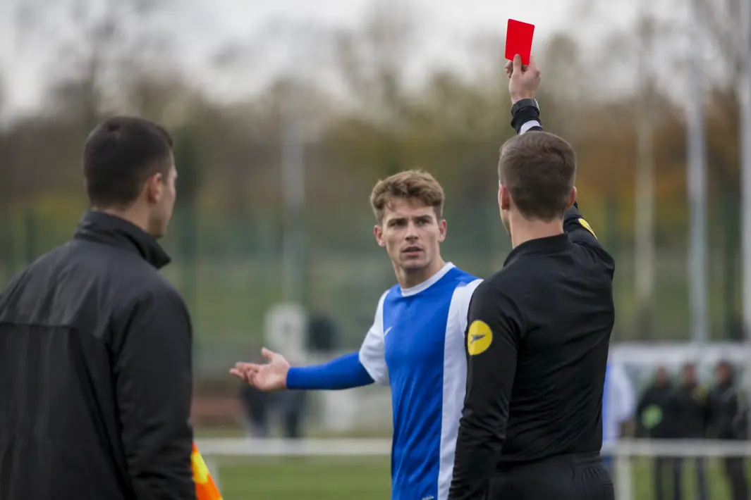 Speler direct geschorst na incident met assistent-scheidsrechter in amateurvoetbal