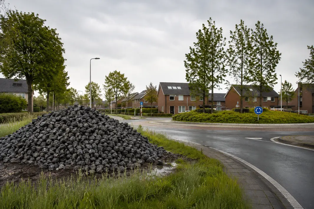 Staalslakken tijdelijk opgeslagen naast rotonde in woonwijk Drachten