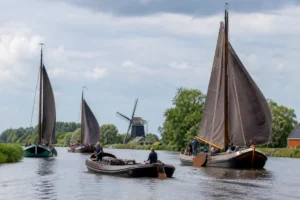 Turfrace Smallingerland viert lokale cultuurhistorie met skûtsjes en pramen