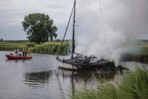 Zeilboot verwoest door brand en twee gewonden na ongeluk bij Ryptsjerk