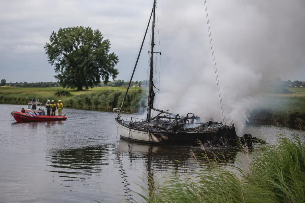 Zeilboot verwoest door brand en twee gewonden na ongeluk bij Ryptsjerk