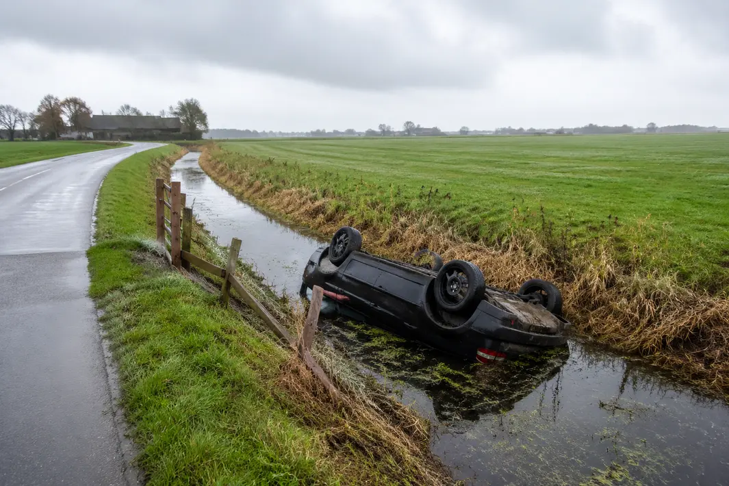 Auto belandt op de kop in sloot bij Munnekeburen