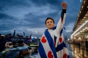 Friese coureur Nyck de Vries wint 24 Uur van Le Mans en schrijft geschiedenis