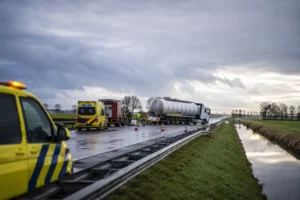 N31 bij Drachten mogelijk urenlang afgesloten na ongeluk met tankwagen