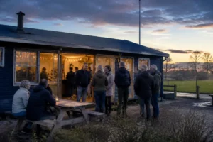 Ouderbezoek zorgt voor bijzondere sfeer bij jeugdkeet in Blauwhuis