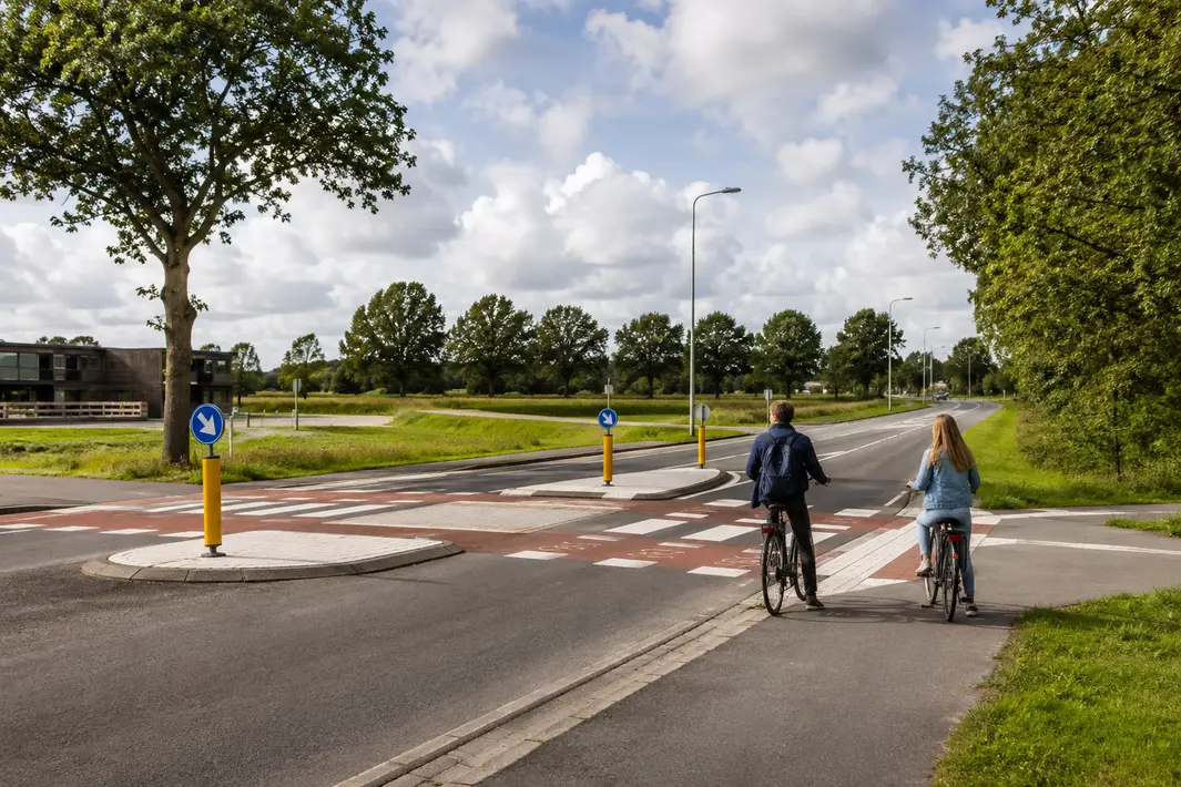 Steenwijkerweg tussen Wolvega en De Blesse heropend met veilige fietsersoversteek