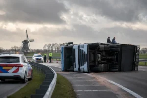 Vrachtwagen kantelt op toerit naar N31 bij Drachten en kinderen vast op dak tijdens spel