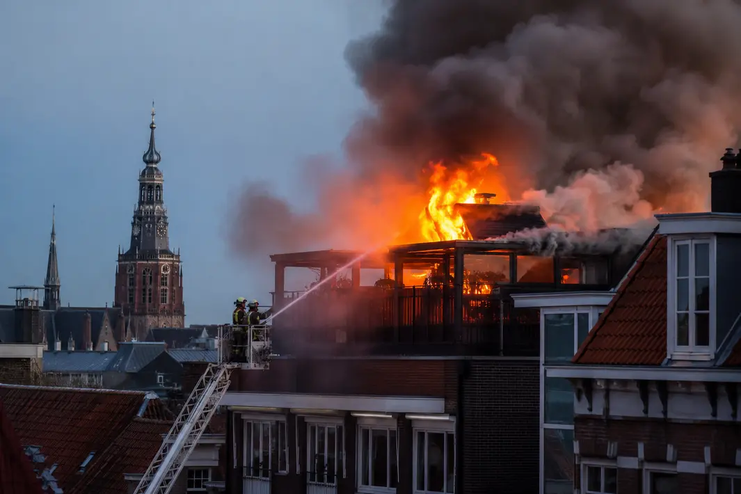 Uitslaande brand op dakterras in centrum Leeuwarden vraagt grote inzet brandweer
