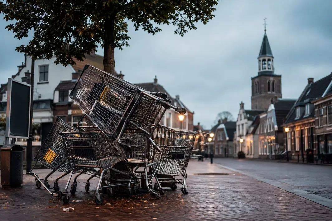 Winkelkarretjes opgestapeld tijdens baldadige actie in Kollum